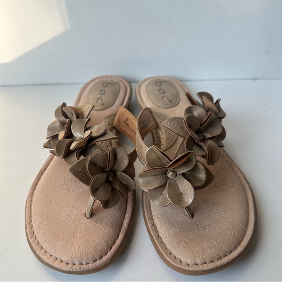 B.O.C. Born Women's Thong Sandals 8 Metallic Gold Flower Flip Flop Slide Flats - Picture 1 of 7